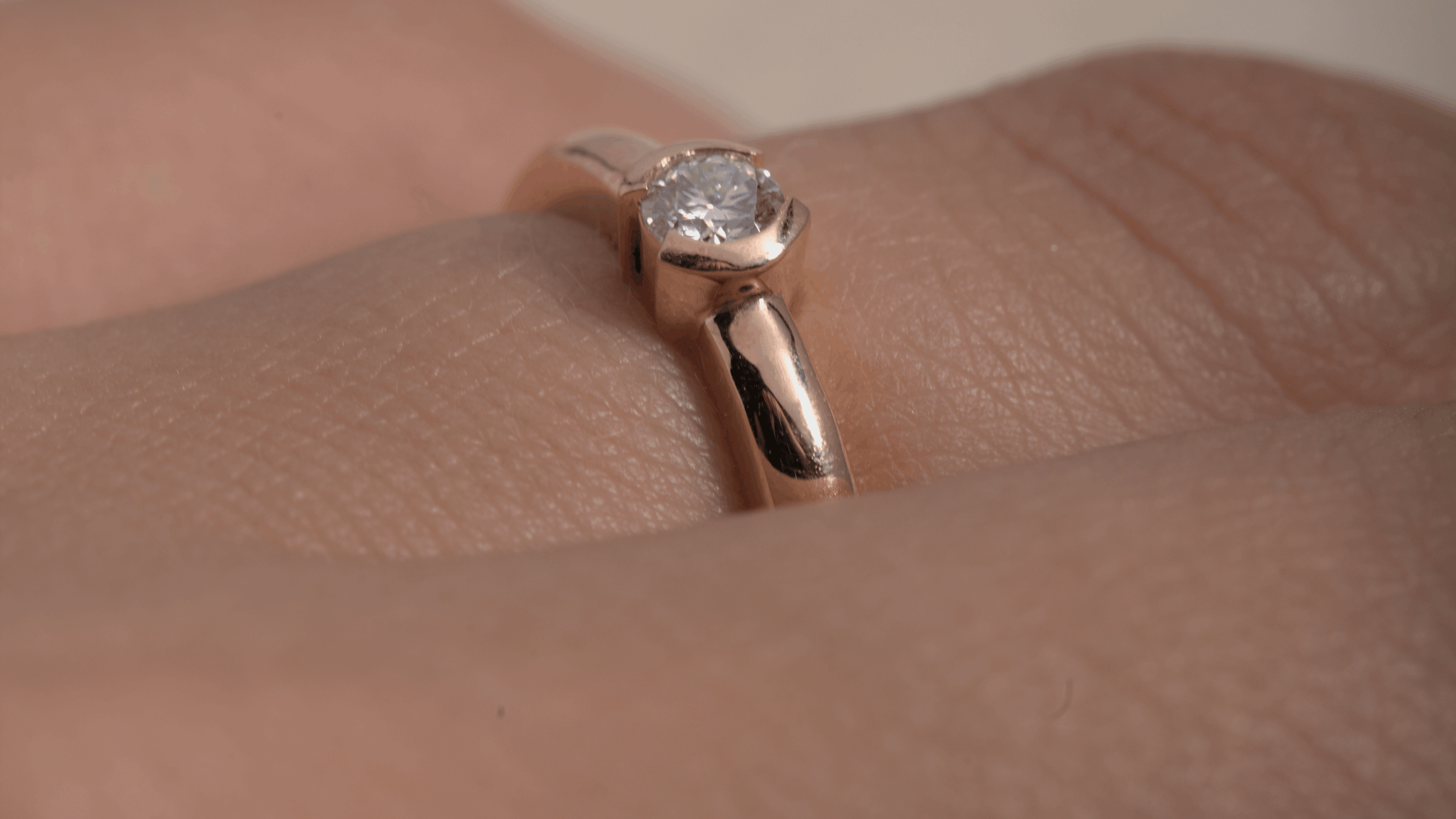 Mano con anillo de boda sale