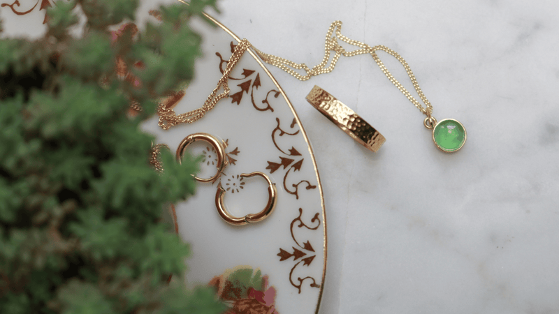 historia de la joyería. Foto: joyas hechas en oro amarillo 18k y piedras naturales