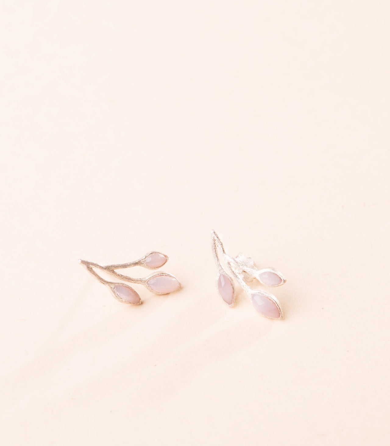 LAURELLA ARETES PLATA 950 Y OPALO ROSADO