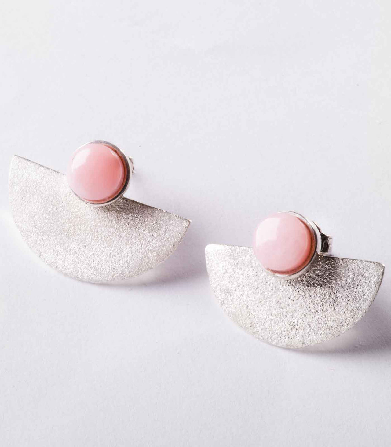 ARETES CAPRI ESCARCHADO EN PLATA 950 Y ÓPALO ROSADO