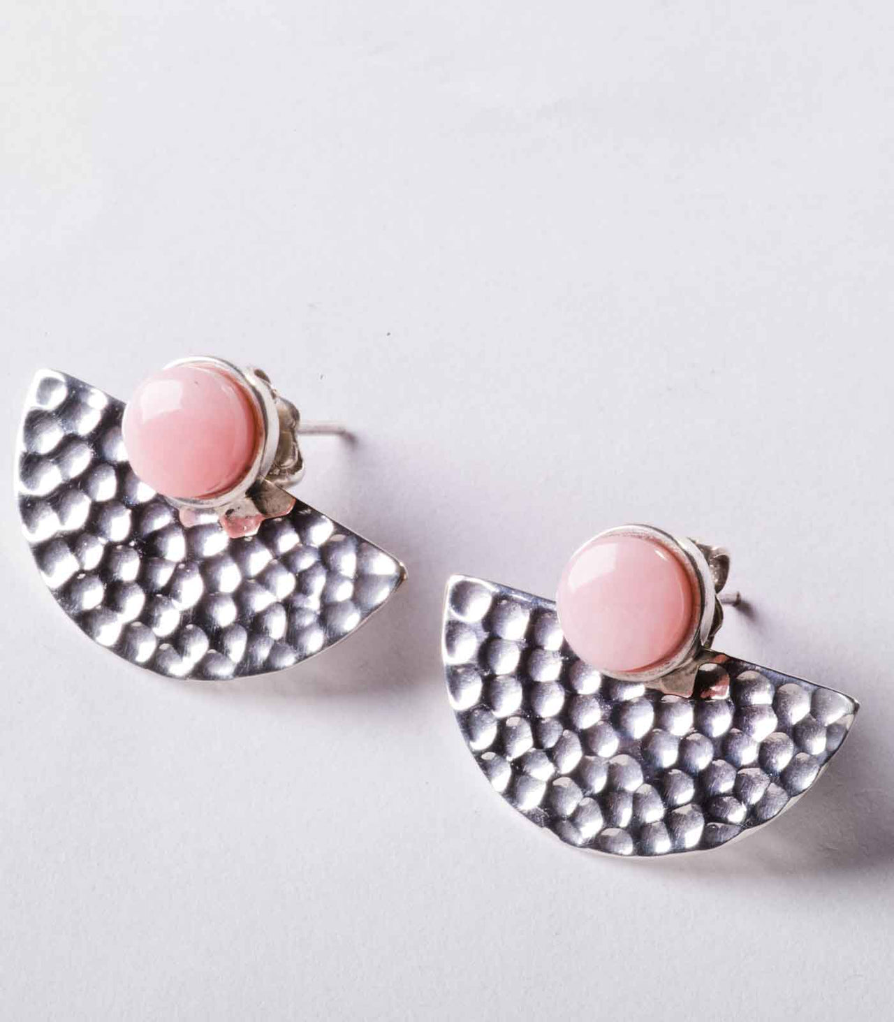 ARETES CAPRI MARTILLADO EN PLATA 950 Y ÓPALO ROSADO, LAURELLA