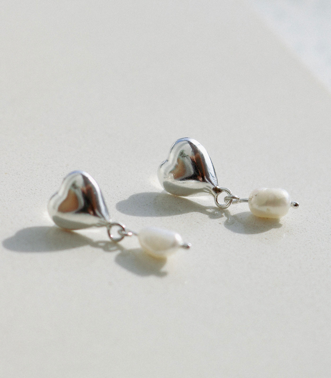 Ariel in Love | Silver and pearl earrings