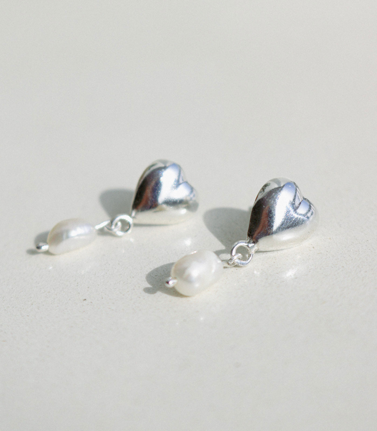 Ariel in Love | Silver and pearl earrings