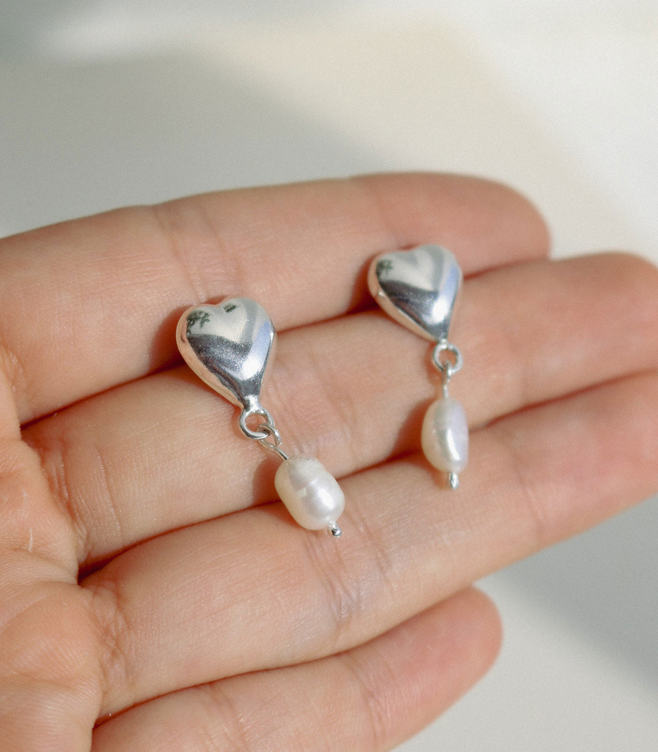 Ariel in Love | Silver and pearl earrings