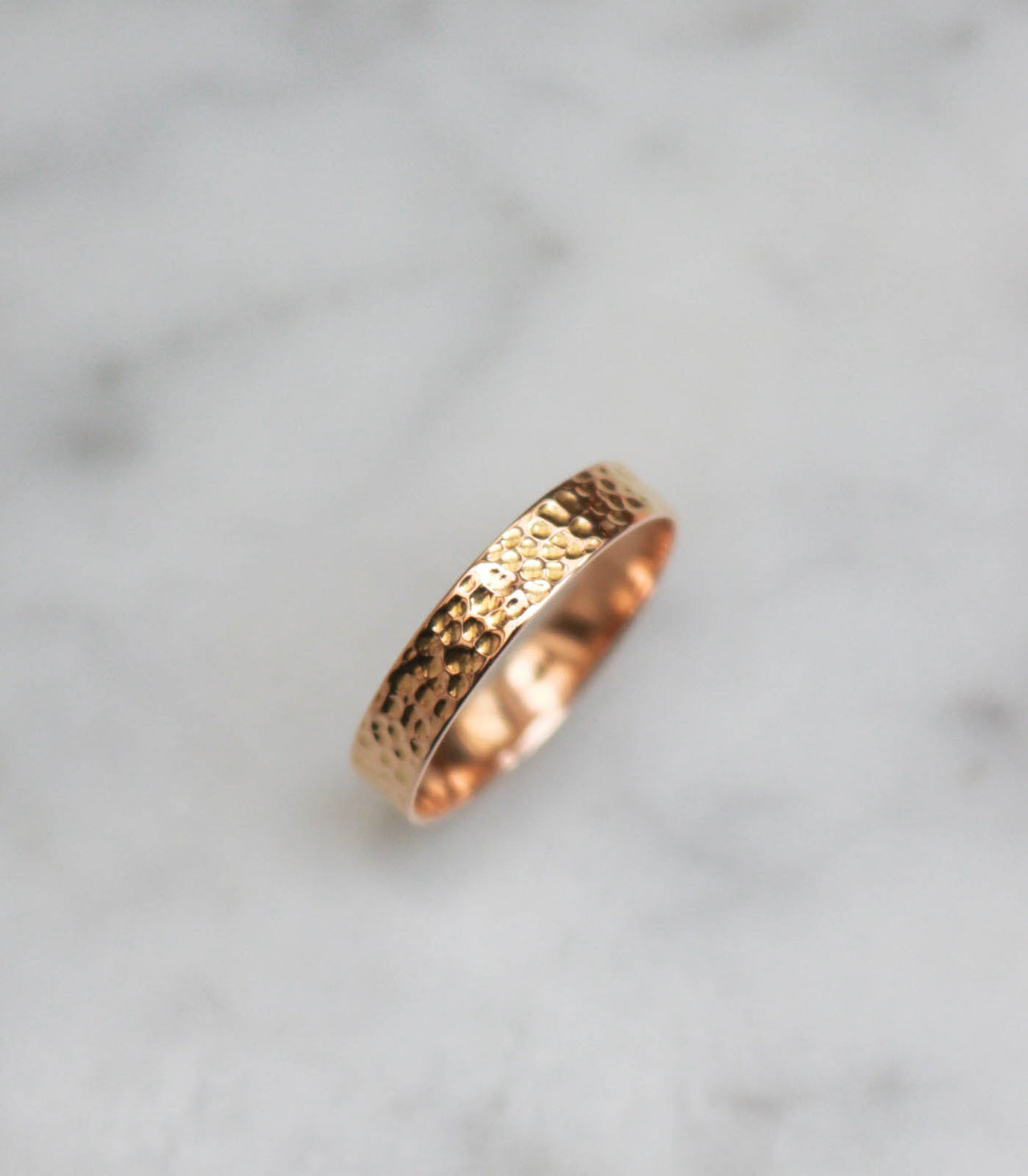 ANILLO CRETE EN ORO 18K MARTILLADO, LAURELLA JOYERÍA