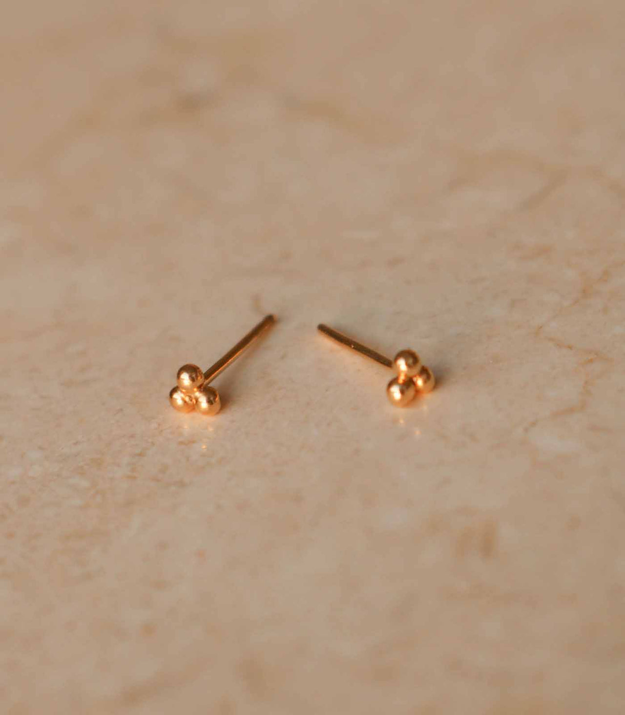 Aretes pequeños hechos en oro18k.