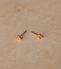 Thumbnail for Aretes pequeños hechos en oro18k.