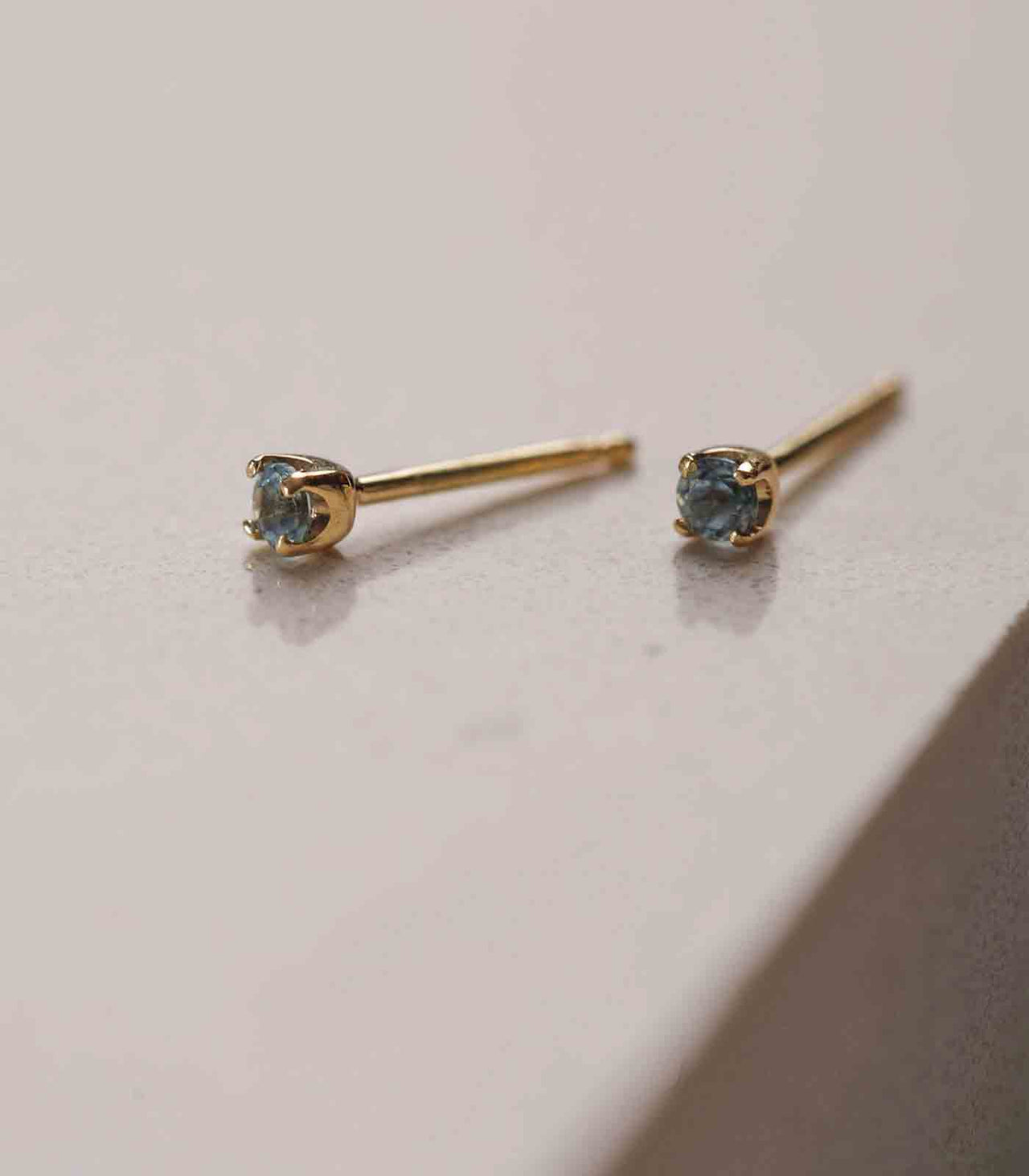 par de aretes Shine Blu hechos en oro 18k y topacio