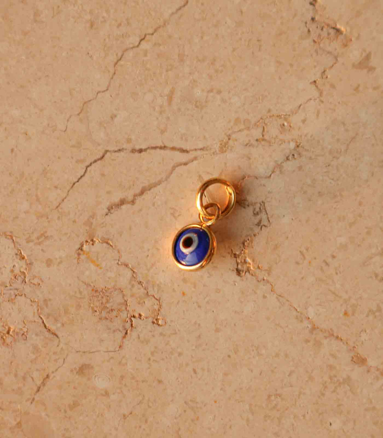 dije de ojo turco azul hecho en oro 18k