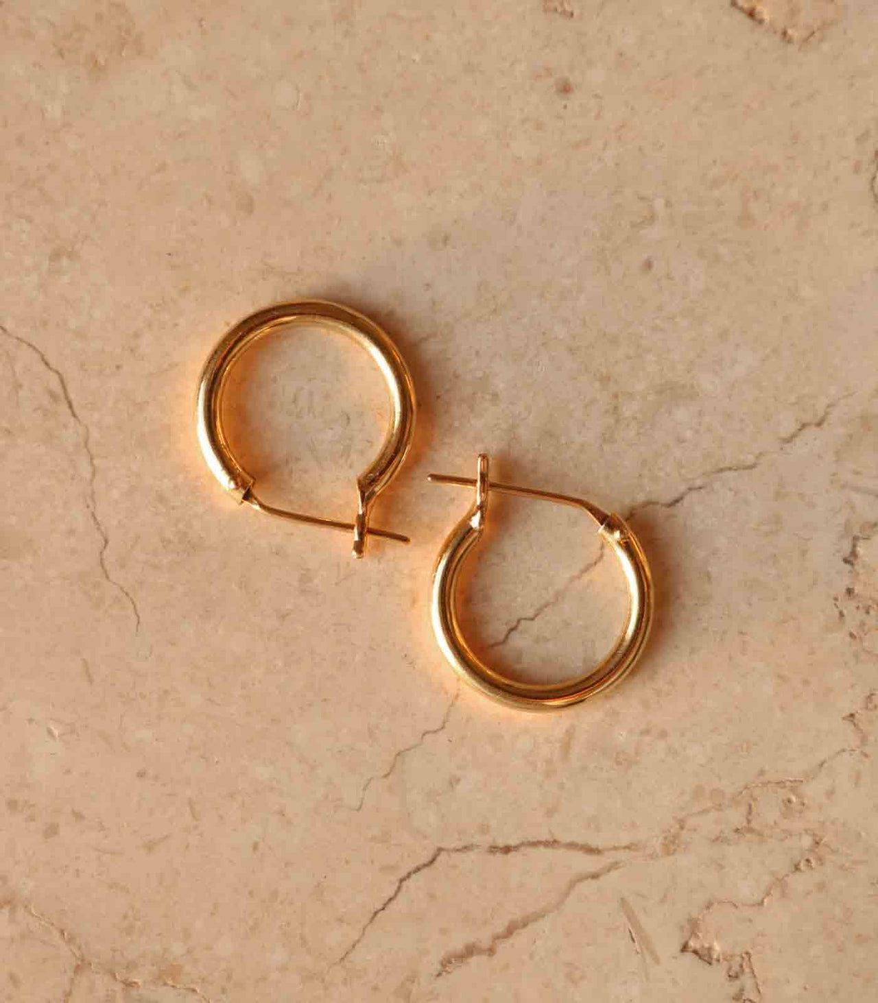 Argollas 18k de 1.5cm de grosor. Hechas a mano por maestros artesanos de Perú.