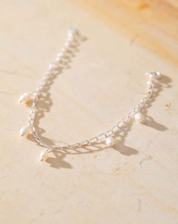 Serina, la pulsera plata con perlas de río natural.
