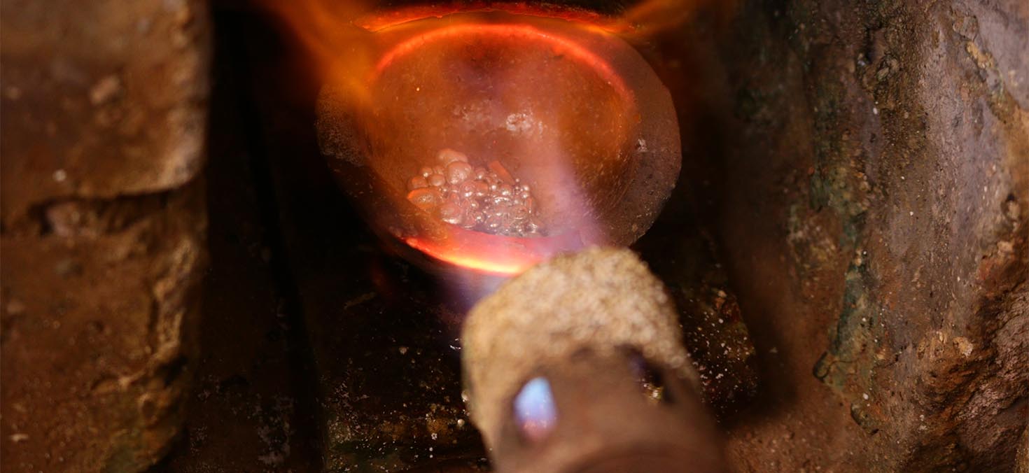 Foto del proceso de fundición de la plata para realizar una joya