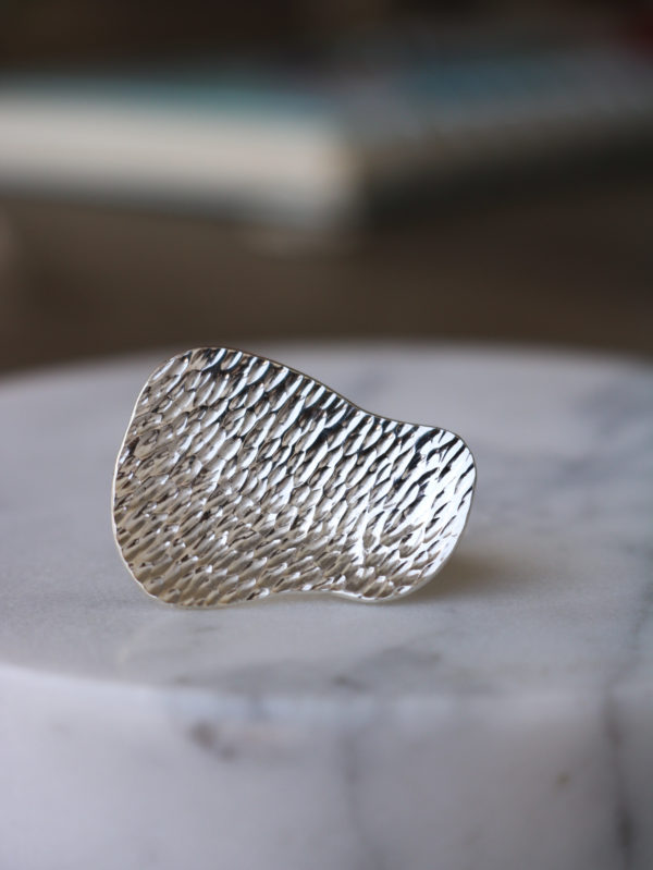 Machiatto anillo regulable hecho en plata ley 950 y acabado martillado