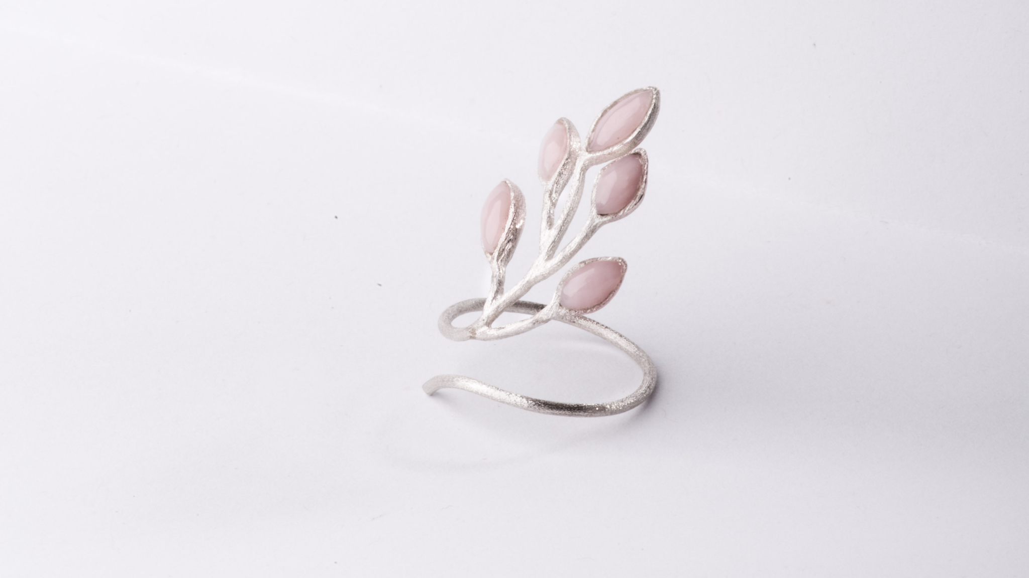 anillo Laurella, hecho en plata 950 y ópalo rosado