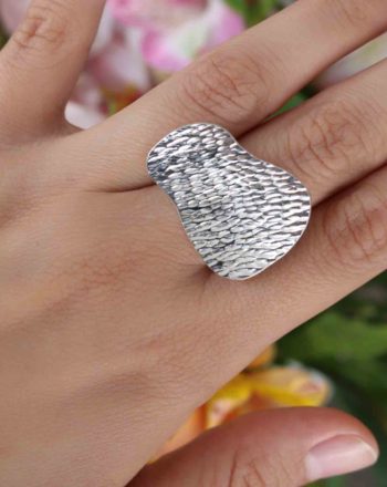 Machiatto anillo regulable hecho en plata ley 950 y acabado martillado