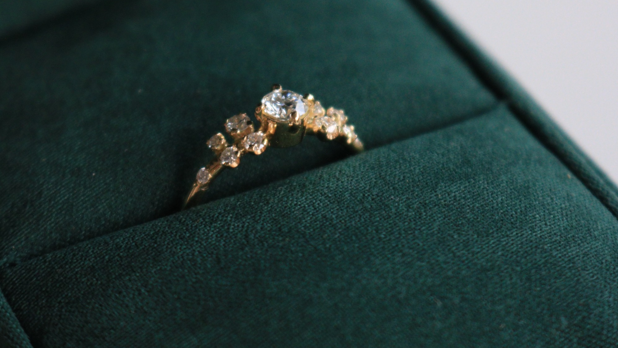 anillo de compromiso en oro amarillo 18k con diamantes naturales