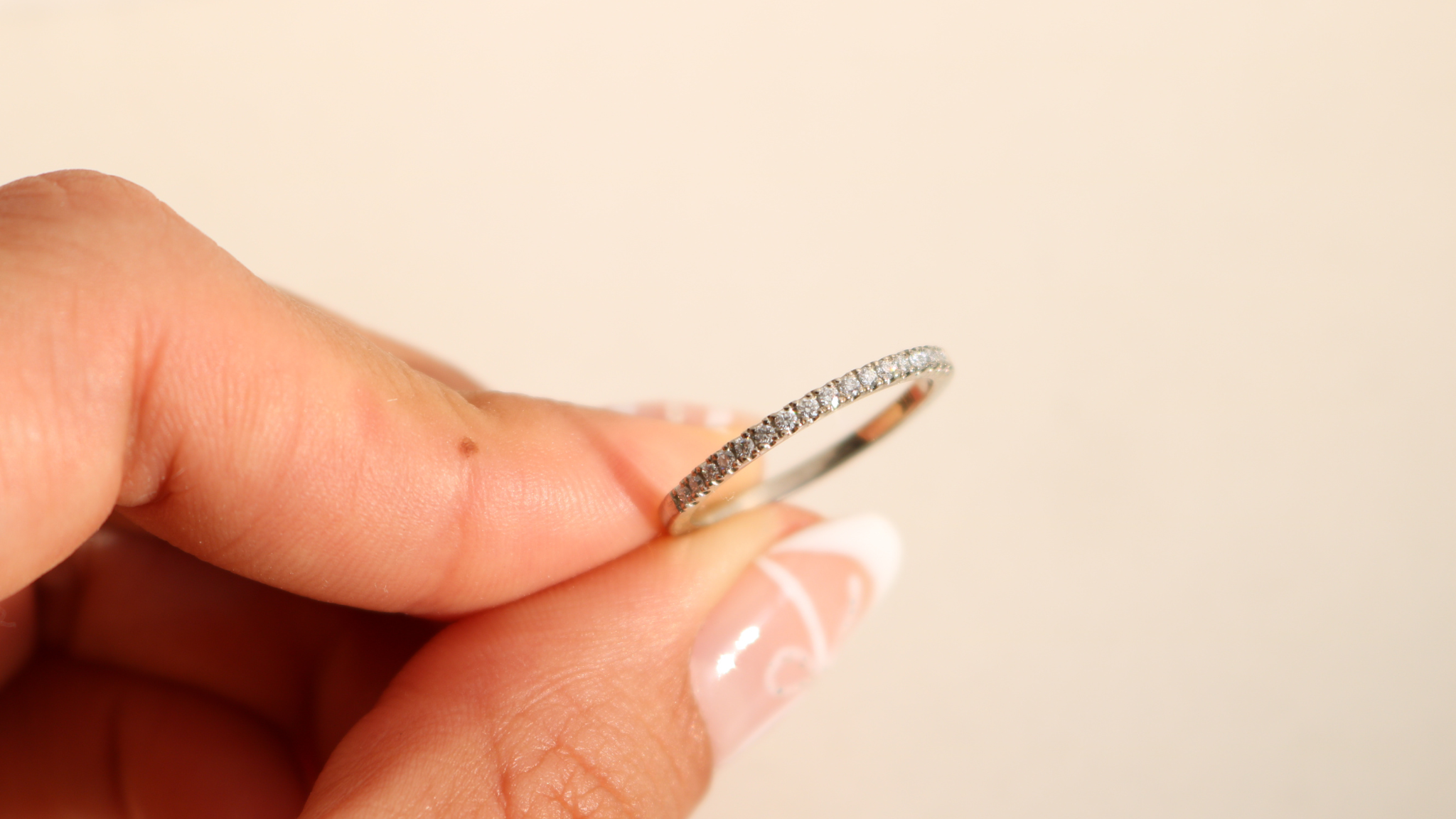 anillo hecho en oro blanco y diamantes