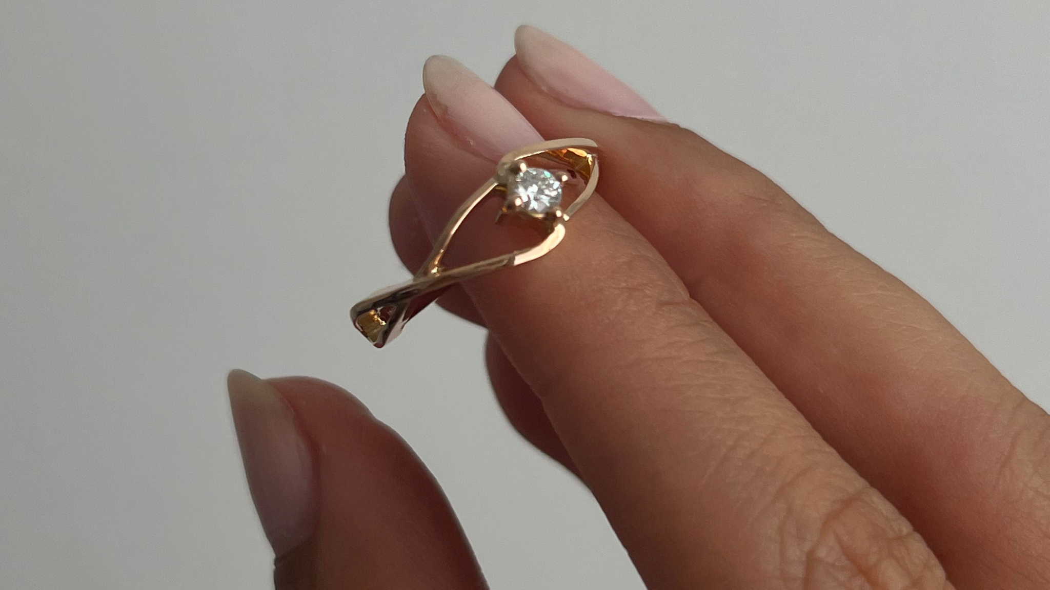 Anillo de compromiso hecho en oro rosa 18k y diamante natural