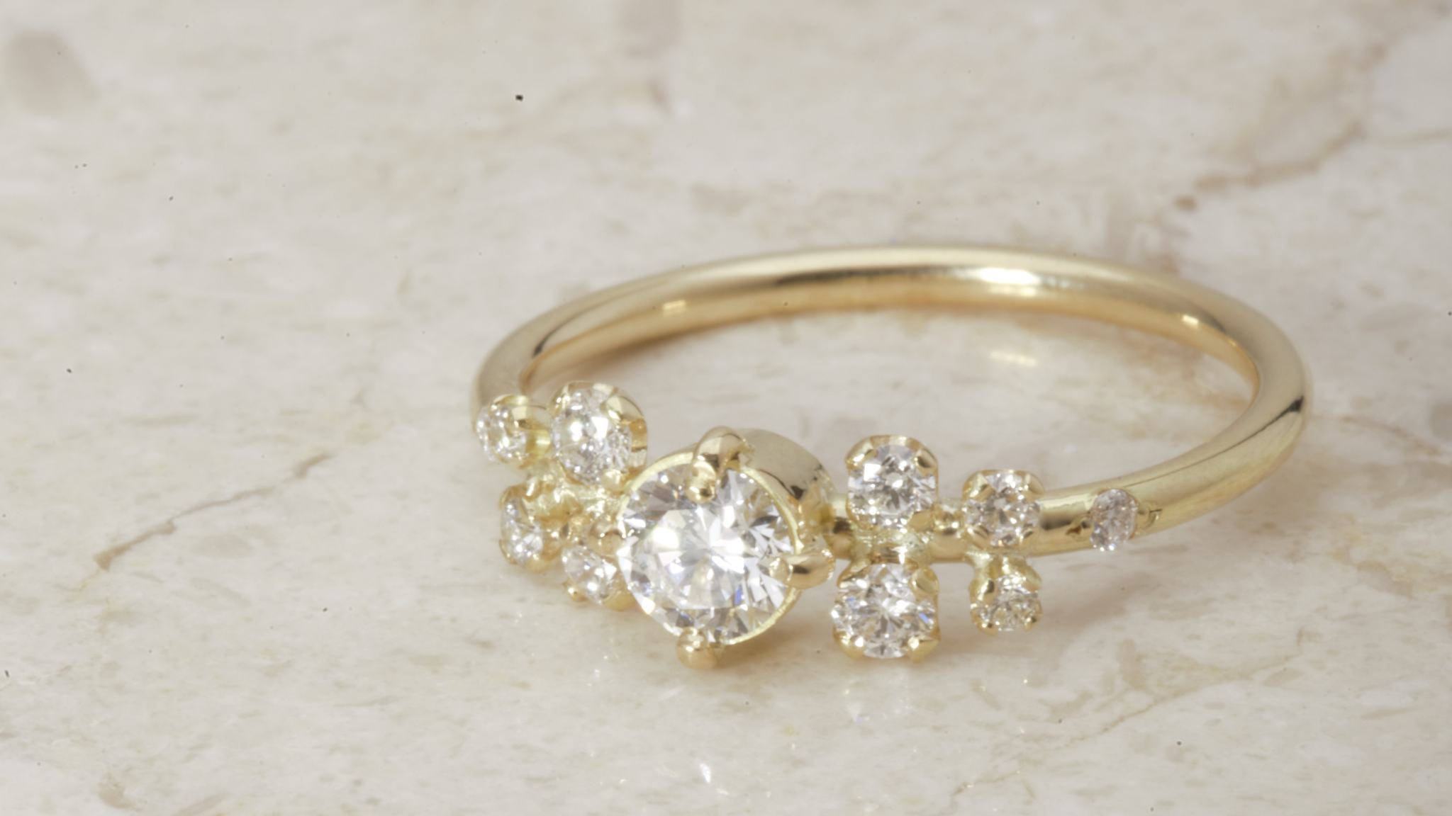 significado de los anillos de compromiso. Anillo hecho en oro 18k con diamantes naturales