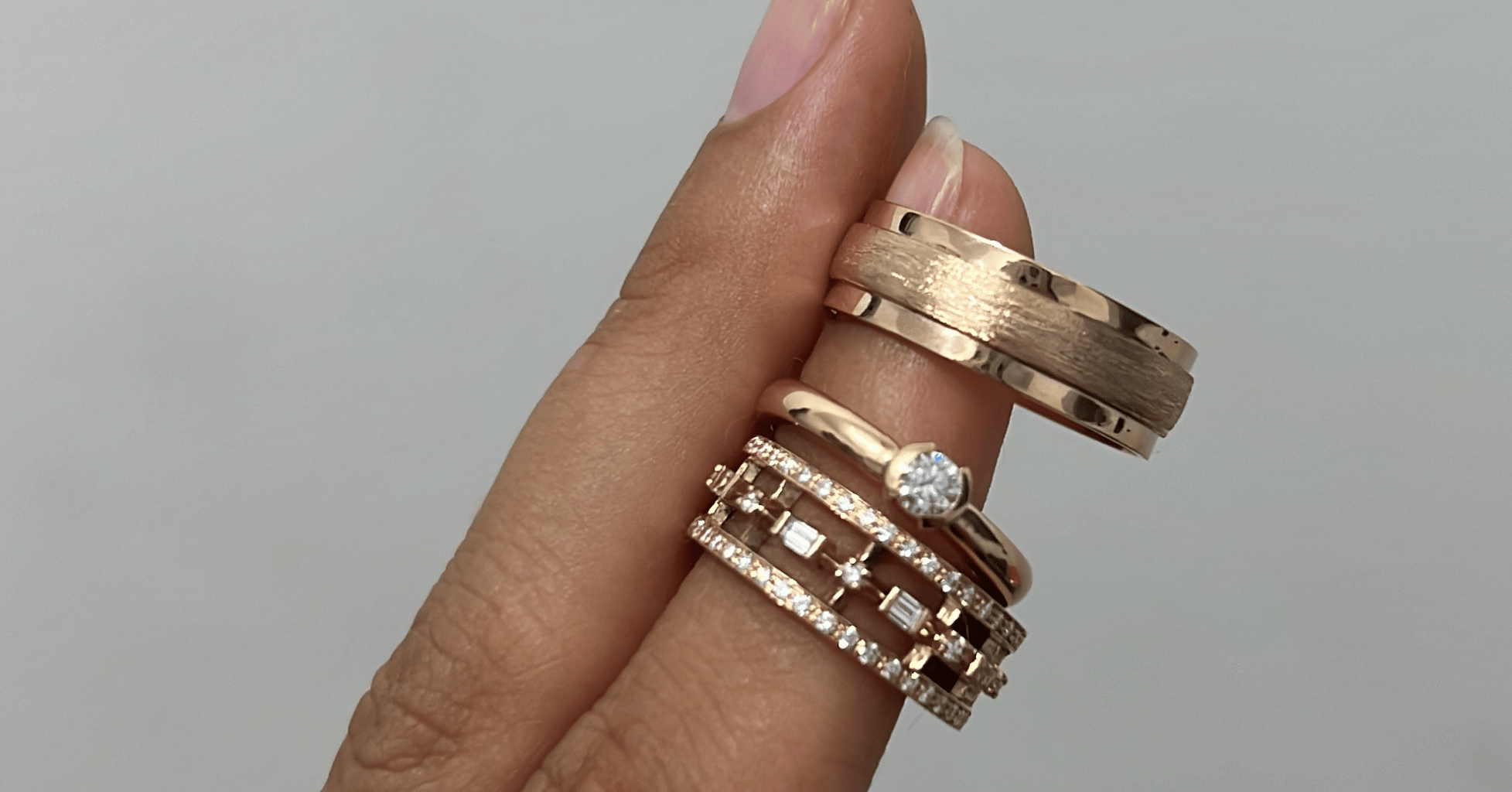 anillo de compromiso hecho con diamante y aros de matrimonio hechos en oro 18 kilates