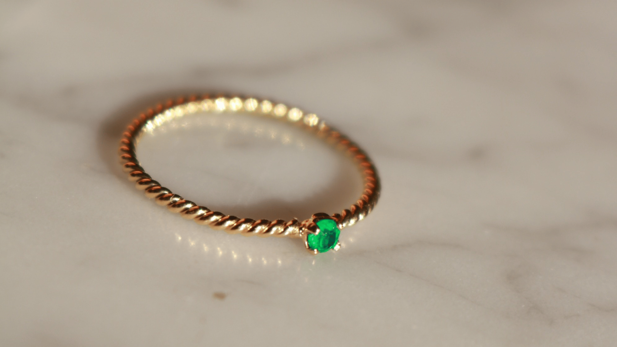 anillo hecho en oro 18k y esmeralda natural 