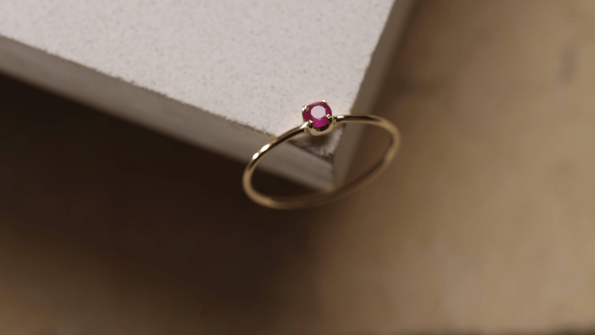 anillo en oro y piedras preciosas (rubí natural)
