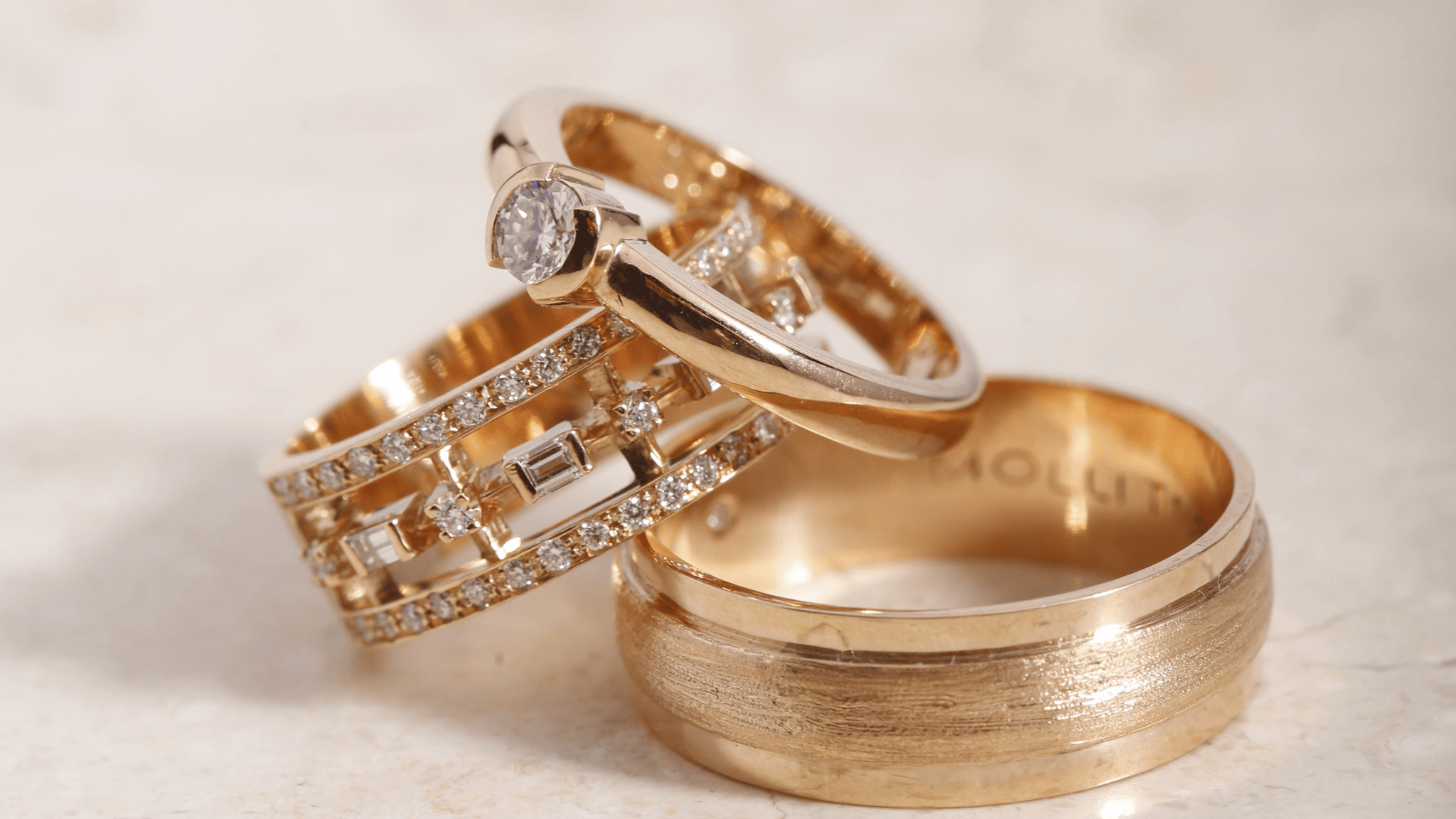 anillo de compromiso y anillos de matrimonio 