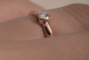 anillo de compromiso hecho en oro 18k y moissanita
